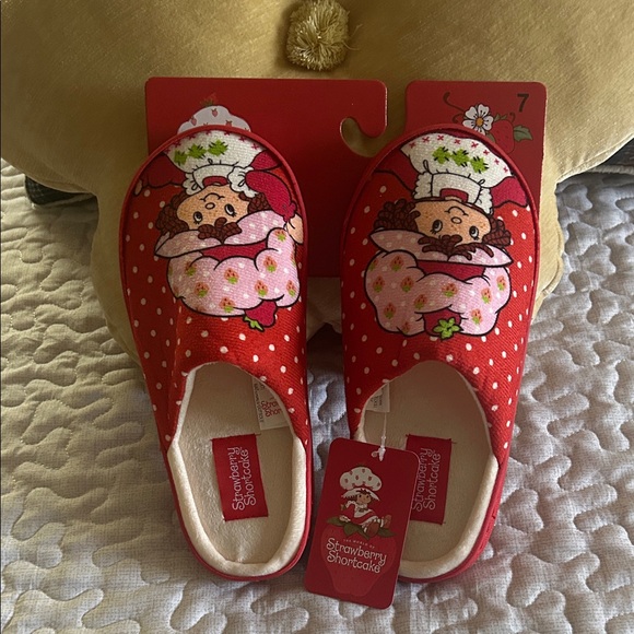 STRAWBERRY SHORTS CAKE SLIPPERS - Picture 2 of 6